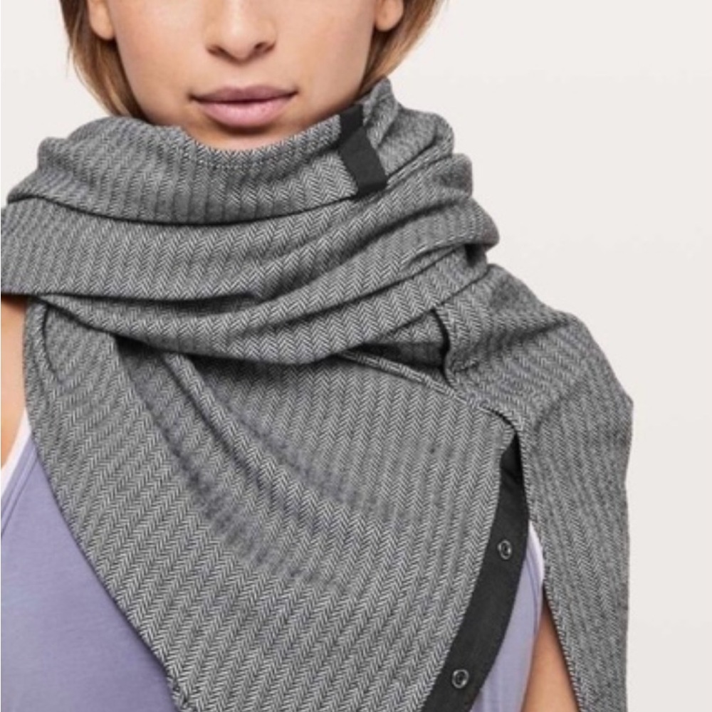 Lululemon vinyasa  women’s  Herringbone wrap scarf